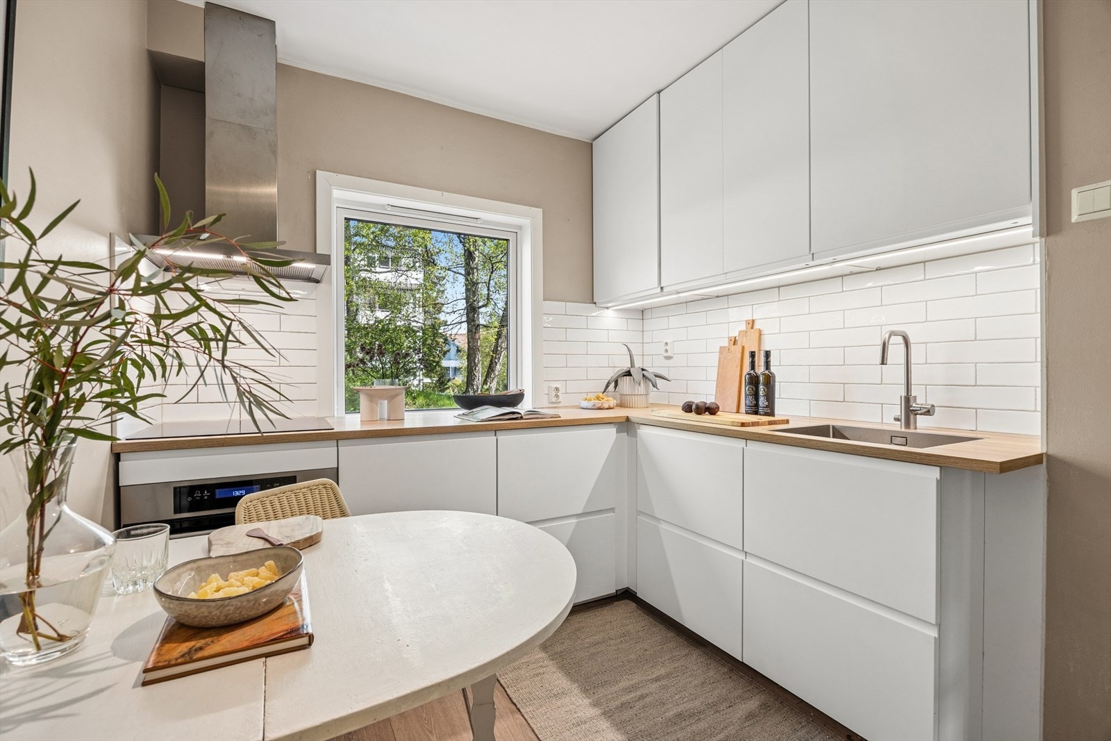 Det er lyst og vakkert med plass til egen koselig spisesone. Galleribilde
