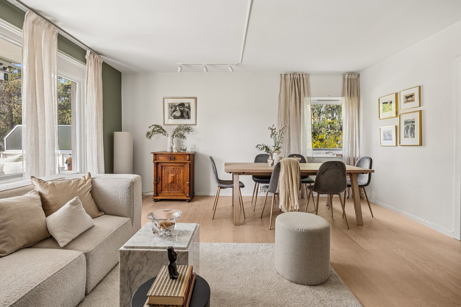 Stuen slipper inn rikelig med naturlig lys fra store vindusflater. Galleribilde