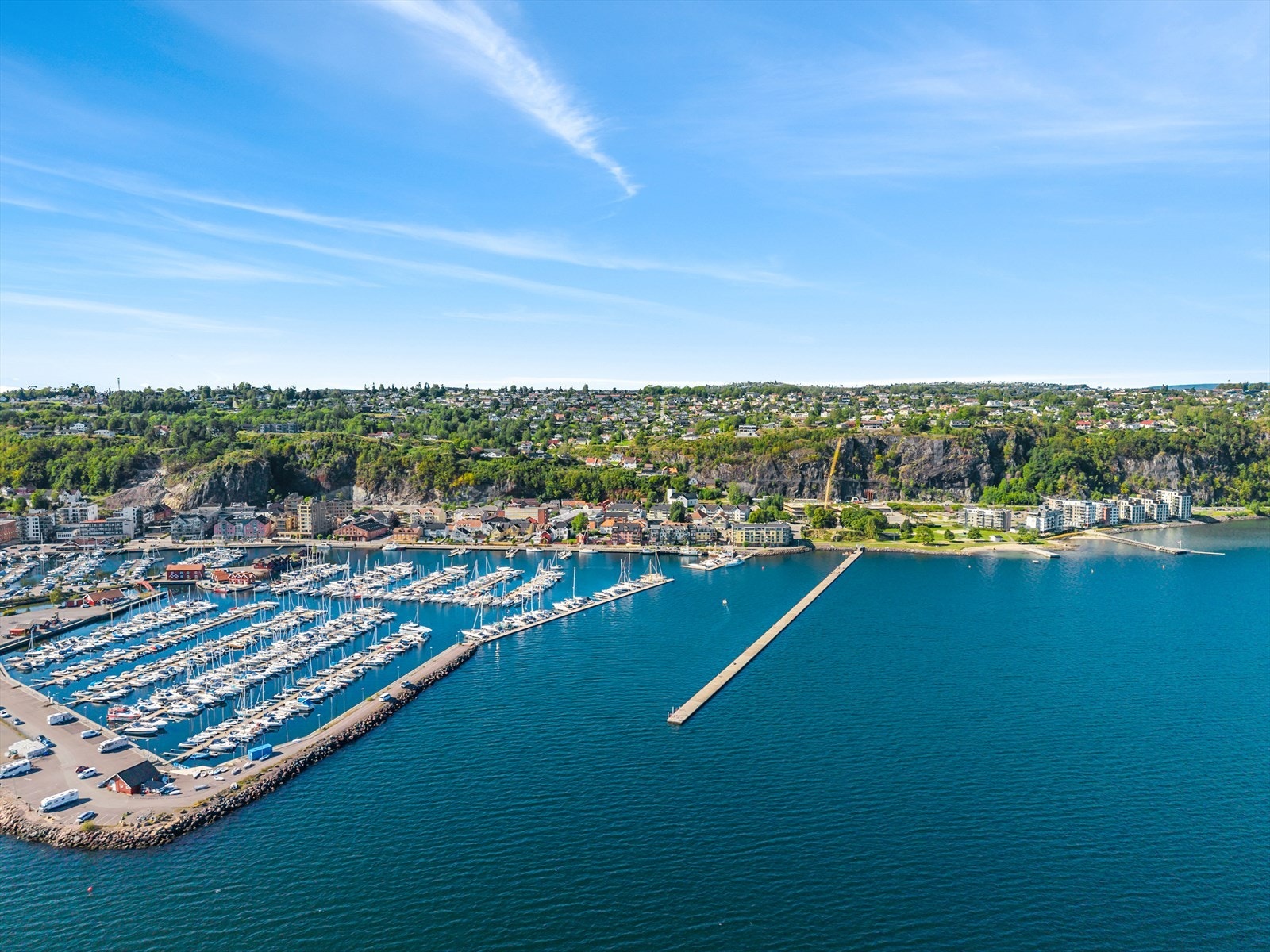 Holmestrand sentrumer er en idyll om sommeren, spesielt med badestrendene og båthavnen som kommer til live. Galleribilde