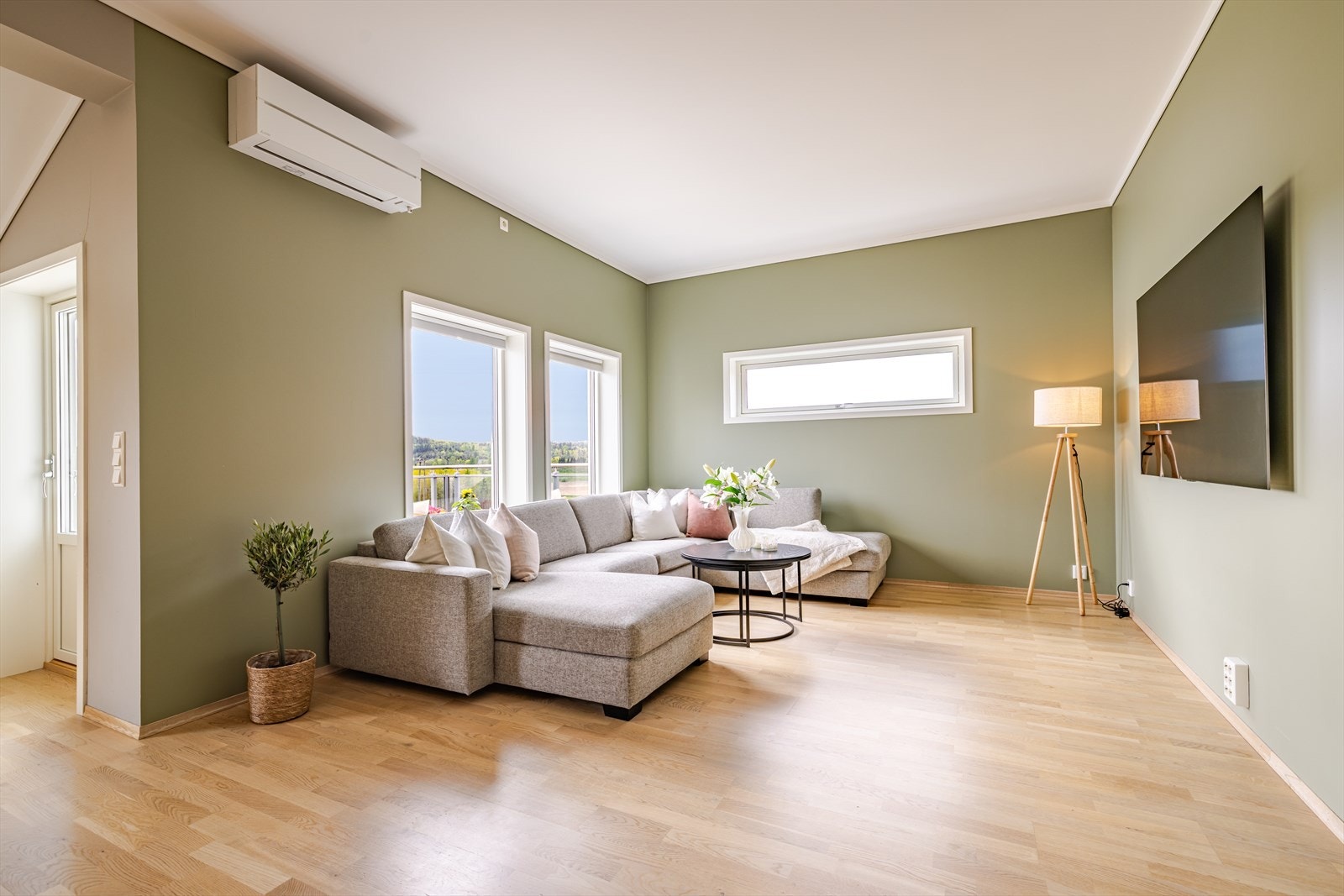 Stuen fremstår som lys, romslig og innbydende, med store vindusflater som slipper inn rikelig med dagslys. Her finner du også varmepumpe som sikrer energieffektiv oppvarming og kjøling etter behov. Galleribilde