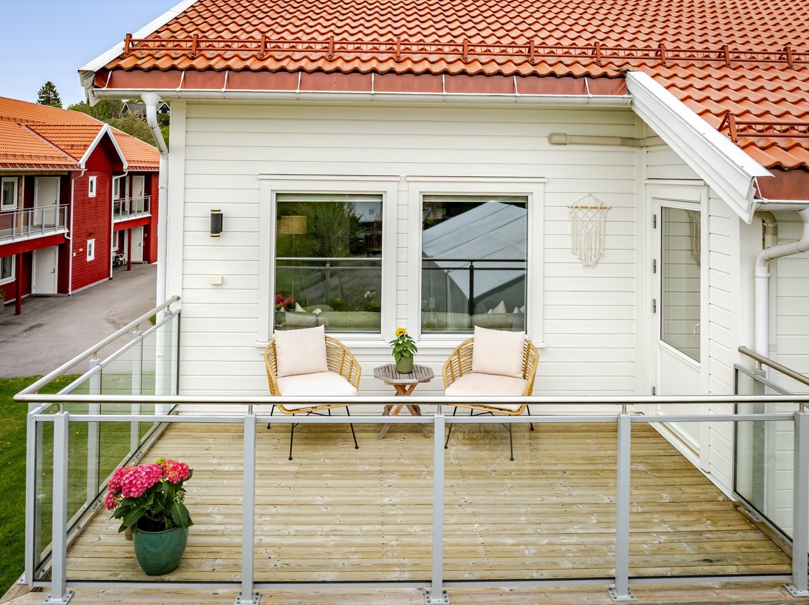 Her får du en romslig stue og kjøkken i åpen løsning, tre fleksible soverom, delikat baderom og en sommerlig balkong med gode solforhold. Galleribilde