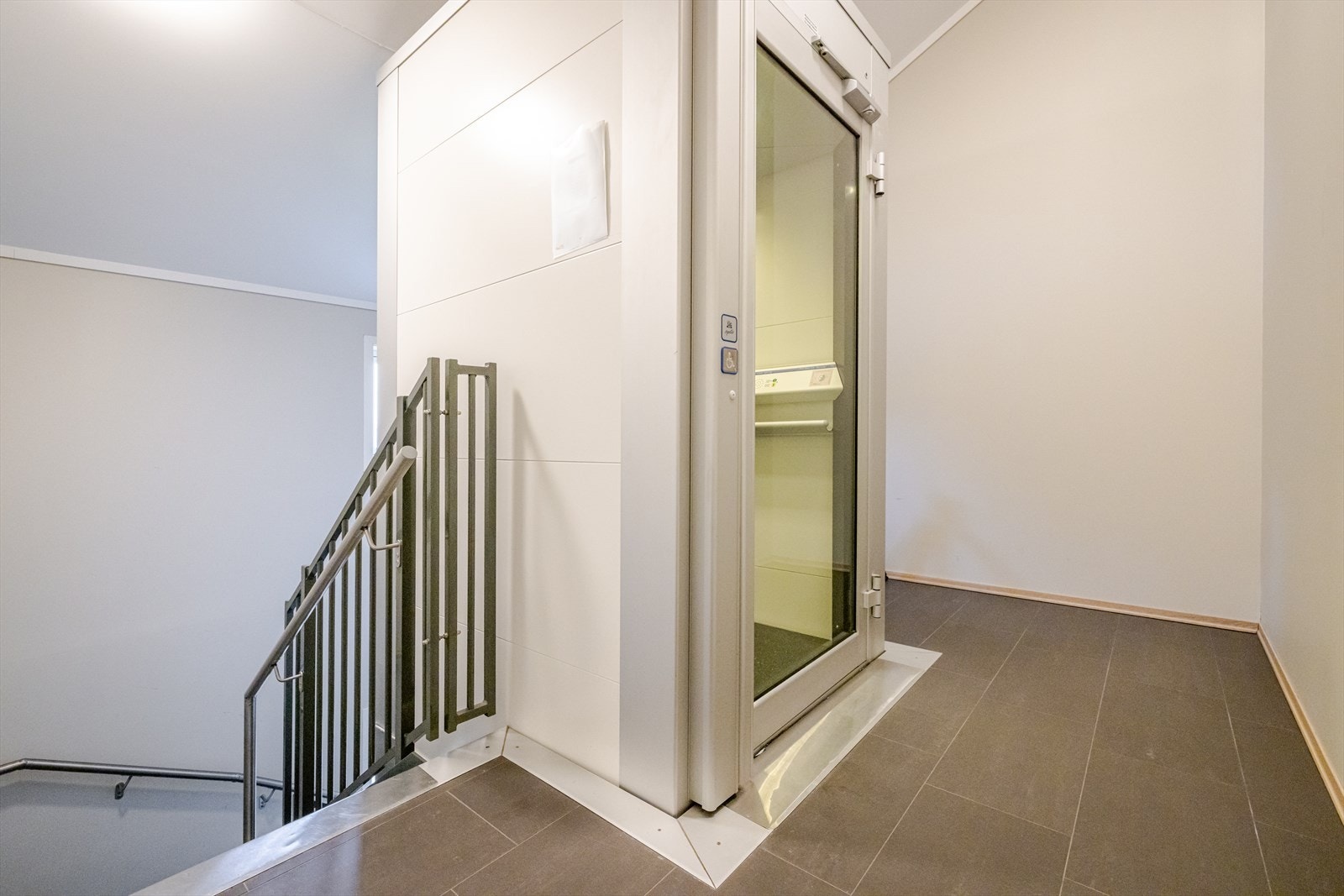 Bygget er utstyrt med heis, noe som bidrar til en praktisk og komfortabel hverdag. Galleribilde