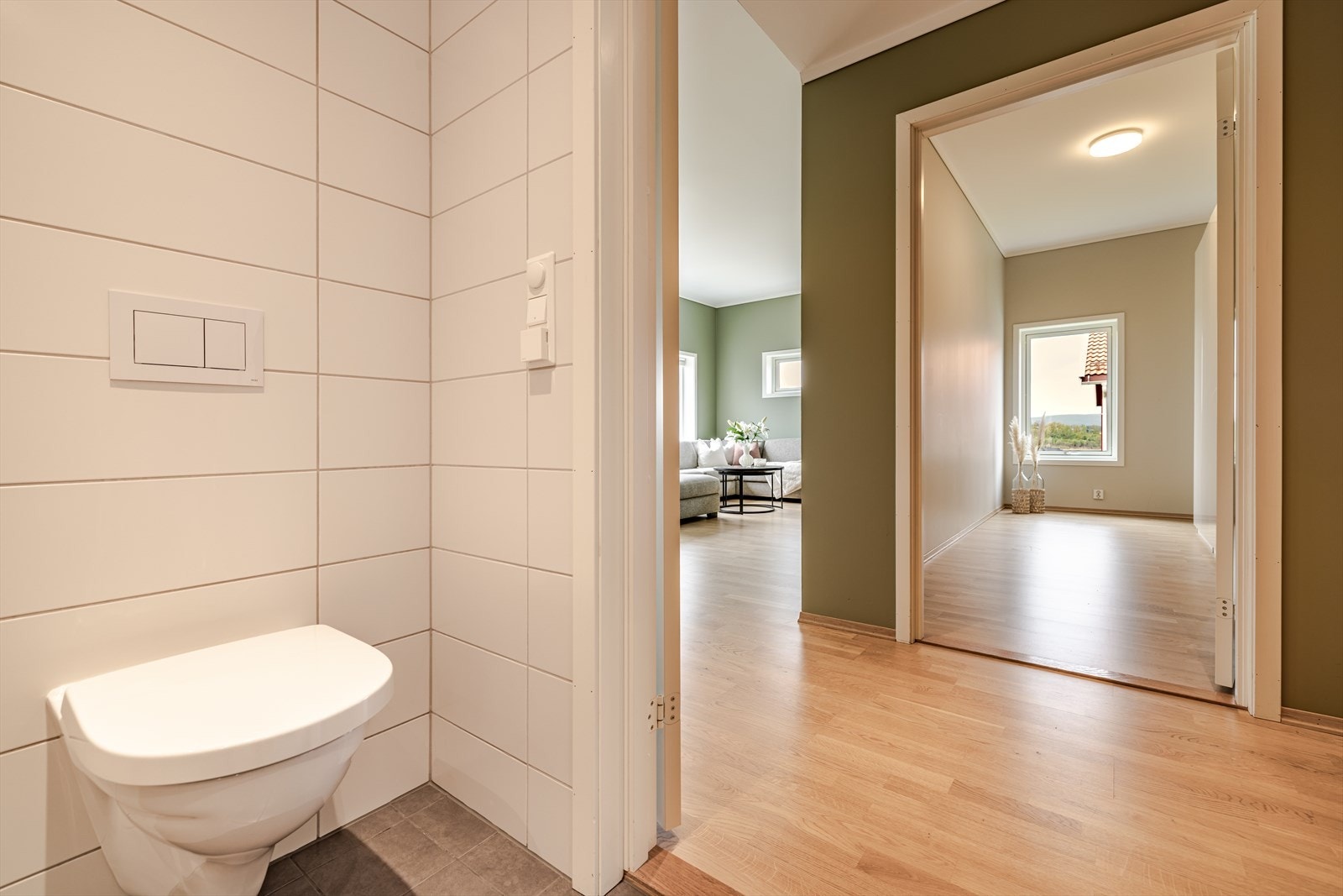 Fra badet er det dirkete adkomst til ene soverommet som i dag er innredet som walk in garderobe. Galleribilde