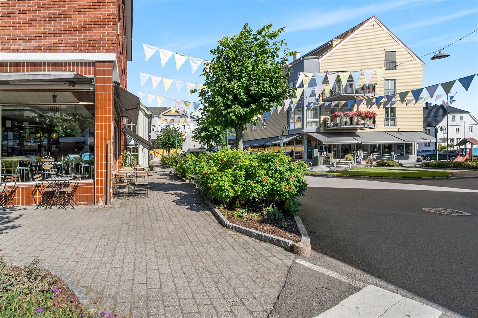 I midten av Holmestrand finner man Lille Holmestrand cafe og flere andre forretninger. Galleribilde