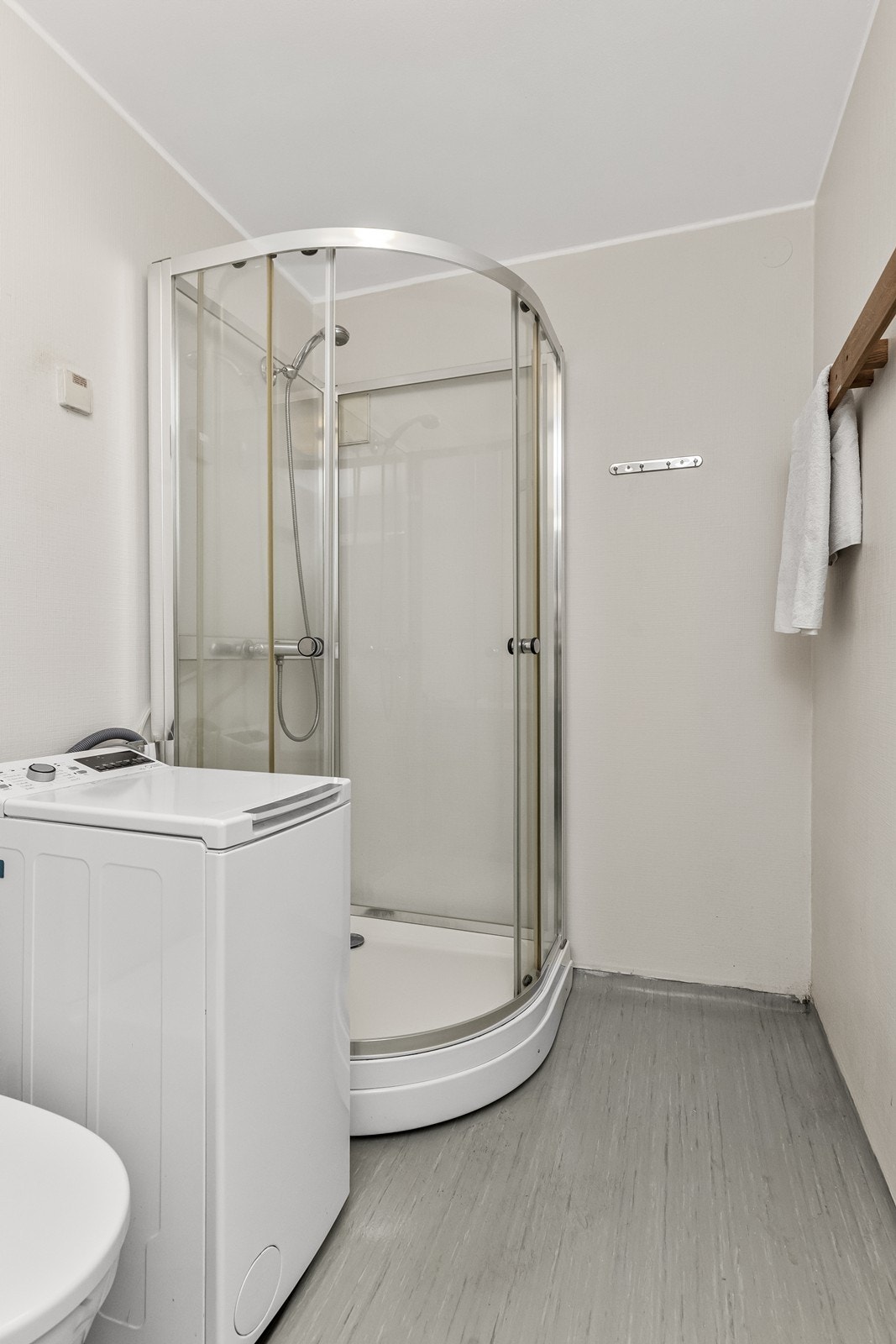 Det er installert nytt toalett i 2024. Badet er ellers utstyrt med dusjkabinett og opplegg for vaskemaskin - en praktisk løsning for hverdagen. Galleribilde