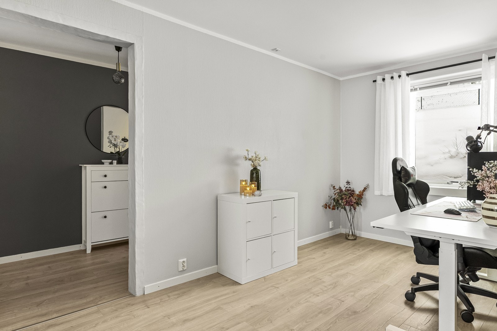 Stueløsningen byr på flere muligheter, en del av stuen brukes i dag til arbeidsstasjon. Galleribilde
