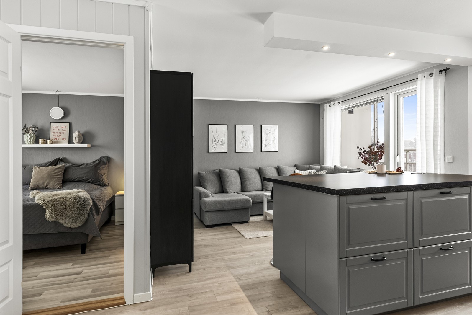 Åpen og luftig planløsning i boligen. Galleribilde