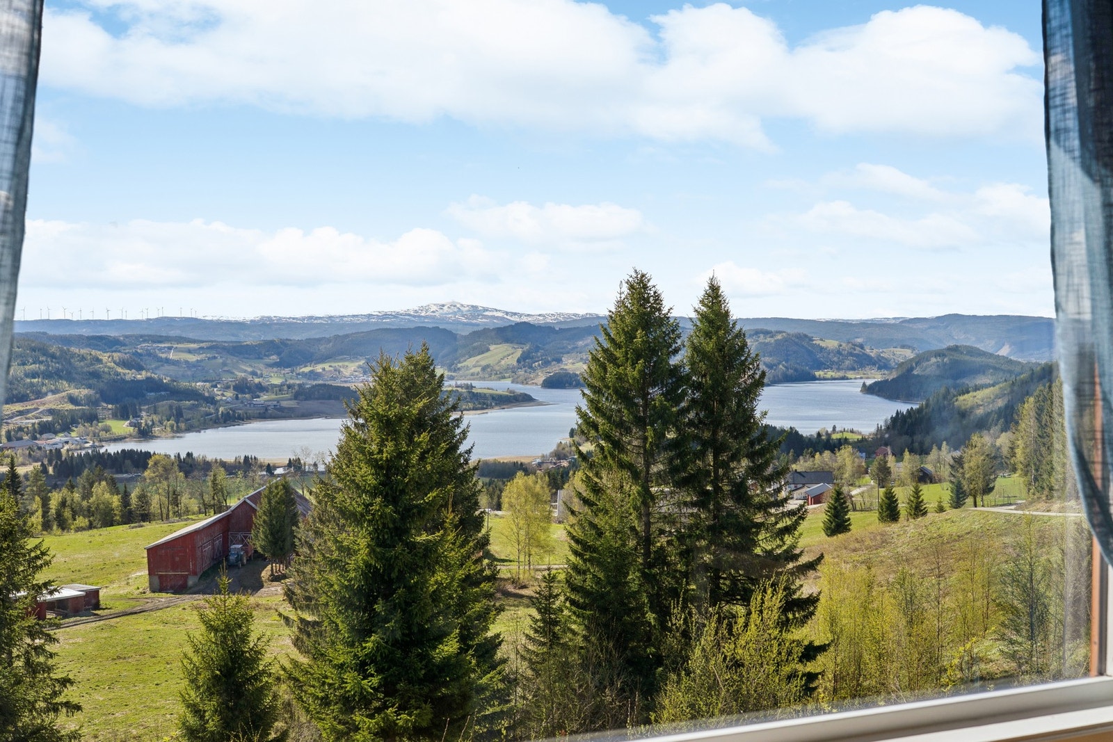 Utsikt fra stuevindu. Galleribilde