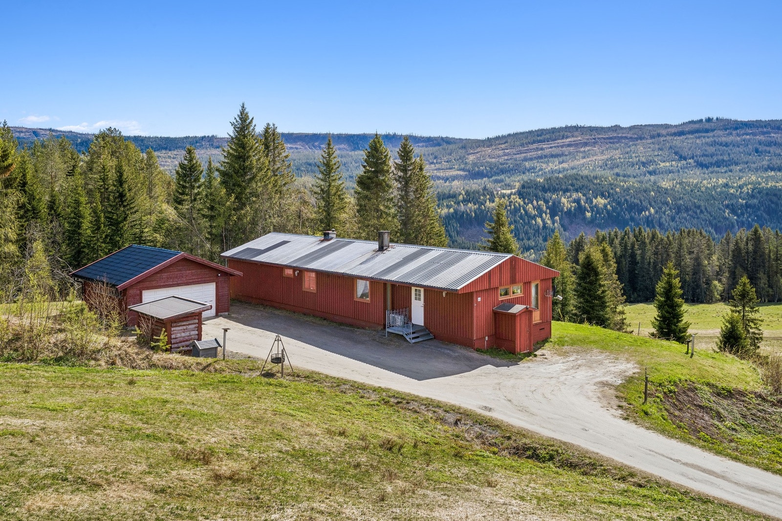 Eiendommen er en enebolig av type Selbuhus, oppført i 1978, beliggende på romslig selveiertomt med meget gode utsiktsforhold
mot Selbusjøen. Galleribilde