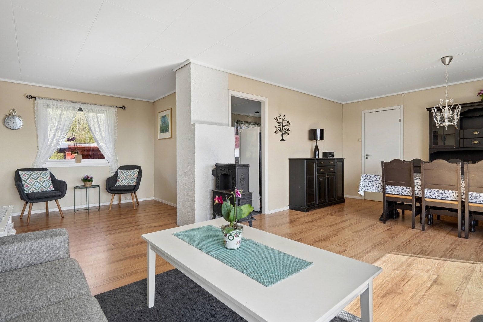 God plass til flere sitteggrupper på stuen. Galleribilde