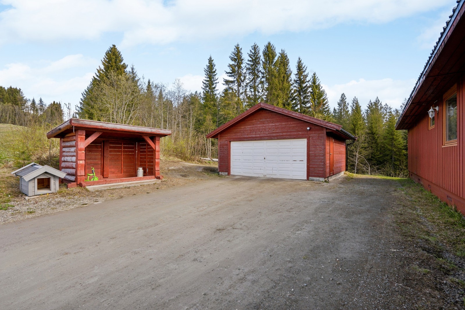 Garasjen er fra ca. 2009. Galleribilde