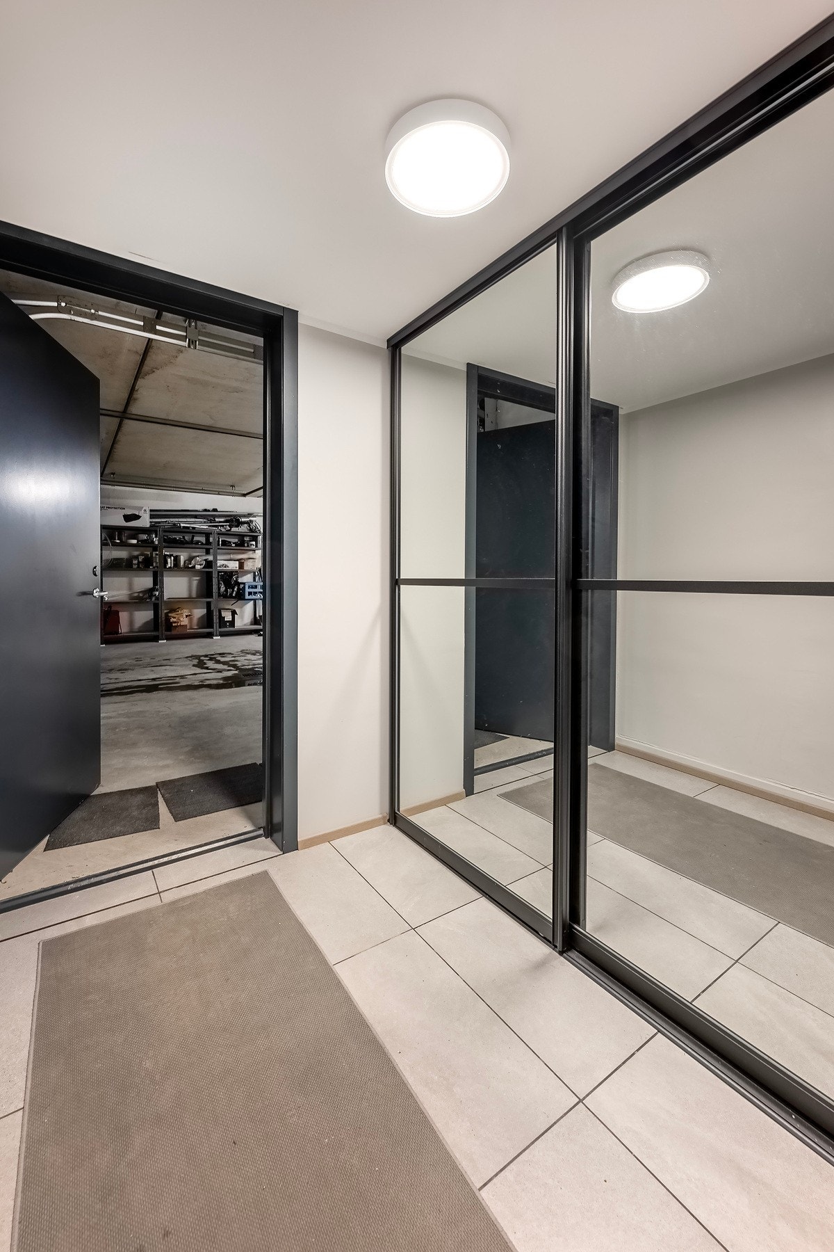 Gang mellom garasje og entre/hall er utnyttet med lagringsrik garderobe. Galleribilde