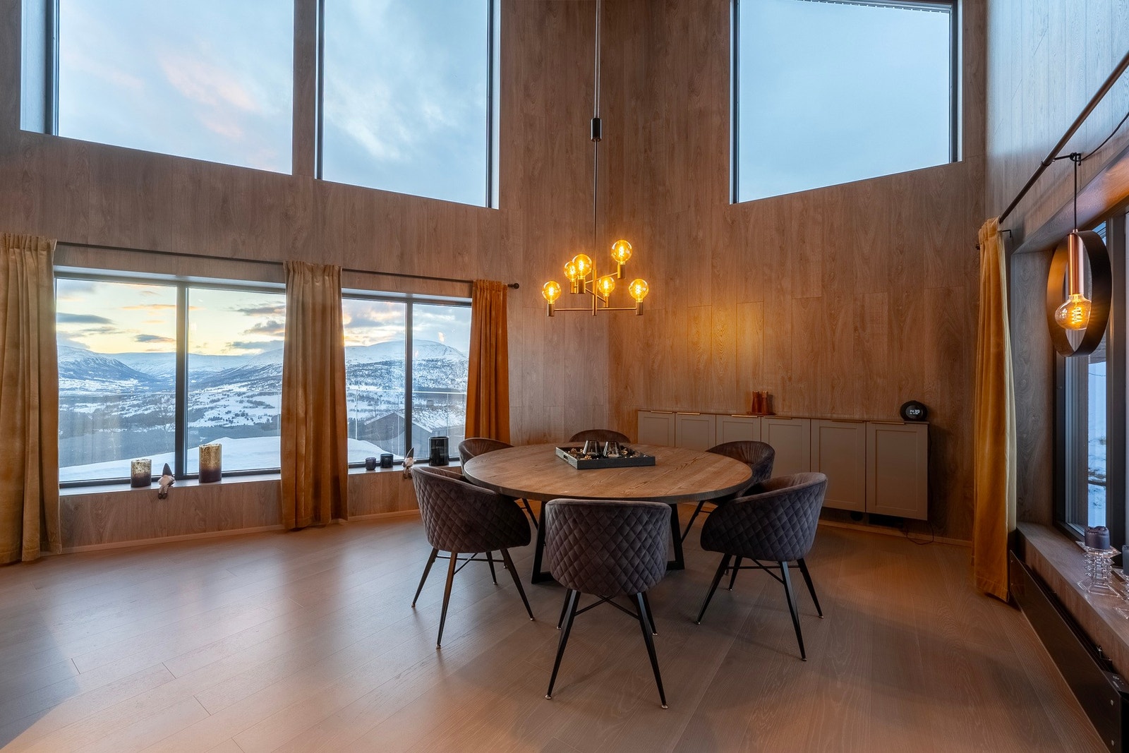 Kjøkkenet, sammen med stuen, er selve hjertet i hytta. Her har man høy himling og panorama. Galleribilde