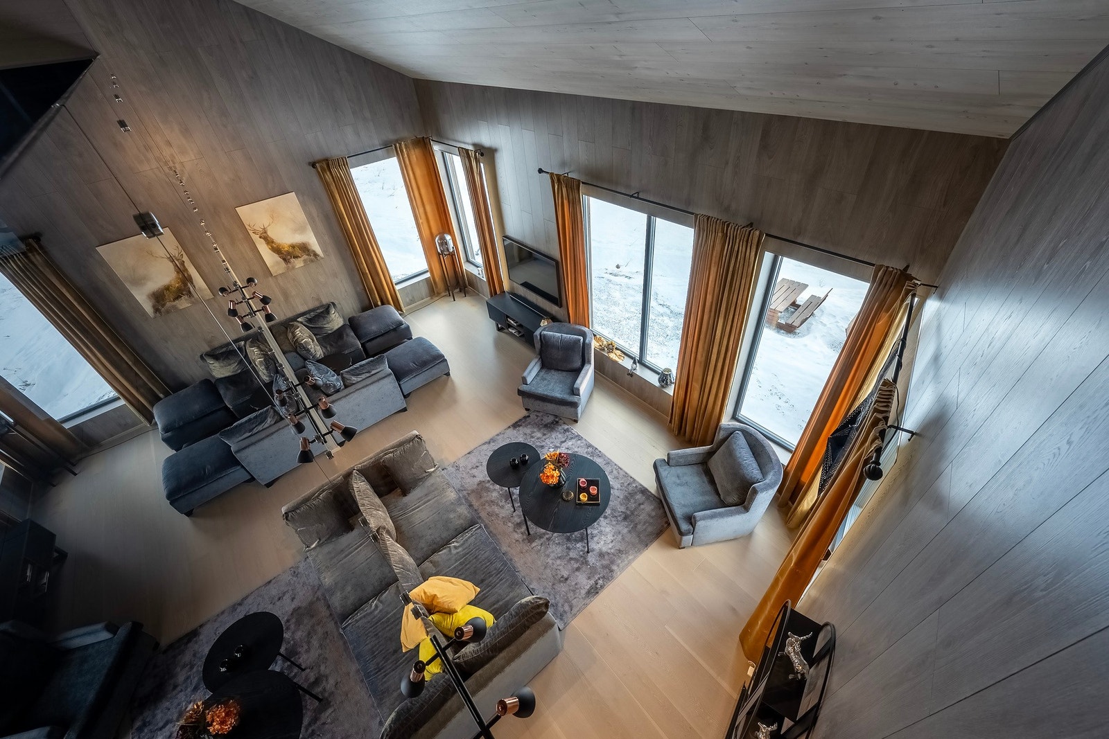 I 2. etasje ankommer man en luftig og elegant stue. Galleribilde