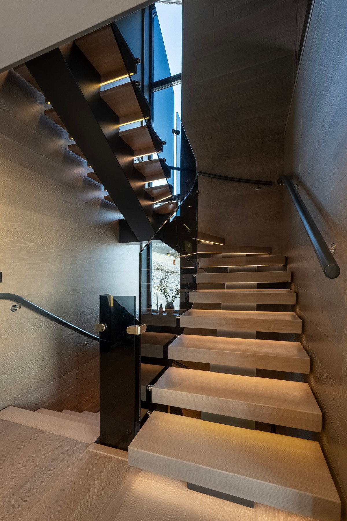 Trappen gir eksklusivt uttrykk og er et blikkfang i hytta noen som understreker den moderne hyttestilen med rene linjer og gjennomtenkte materialvalg. Galleribilde