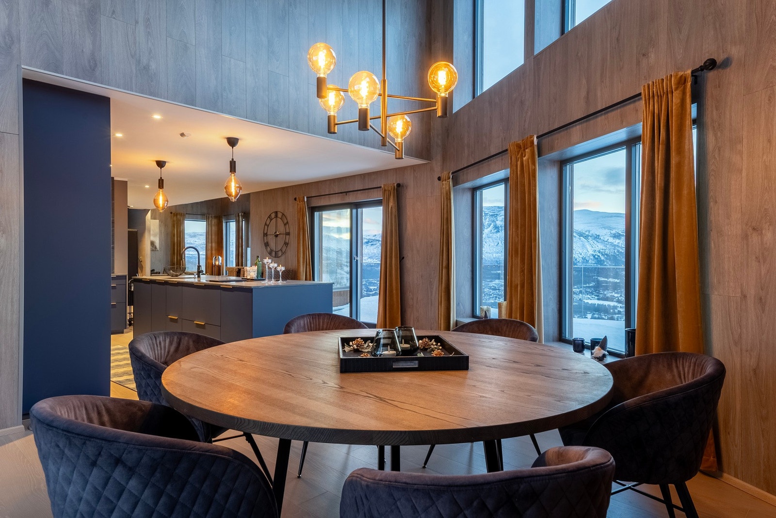 Hytta går over tre plan, med praktiske løsninger. Hytta er perfekt for storfamilien eller om man liker å ha mange venner på besøk, samtidig som den er intim nok for to personer. Galleribilde