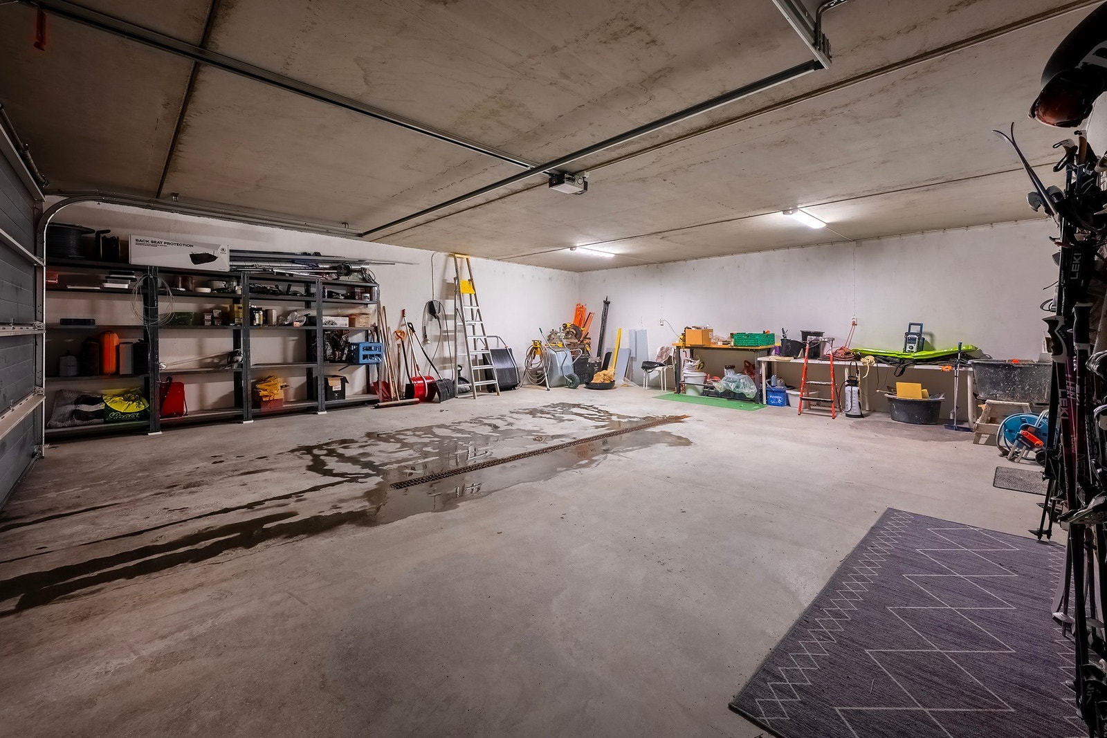 Romslig garasje. Galleribilde