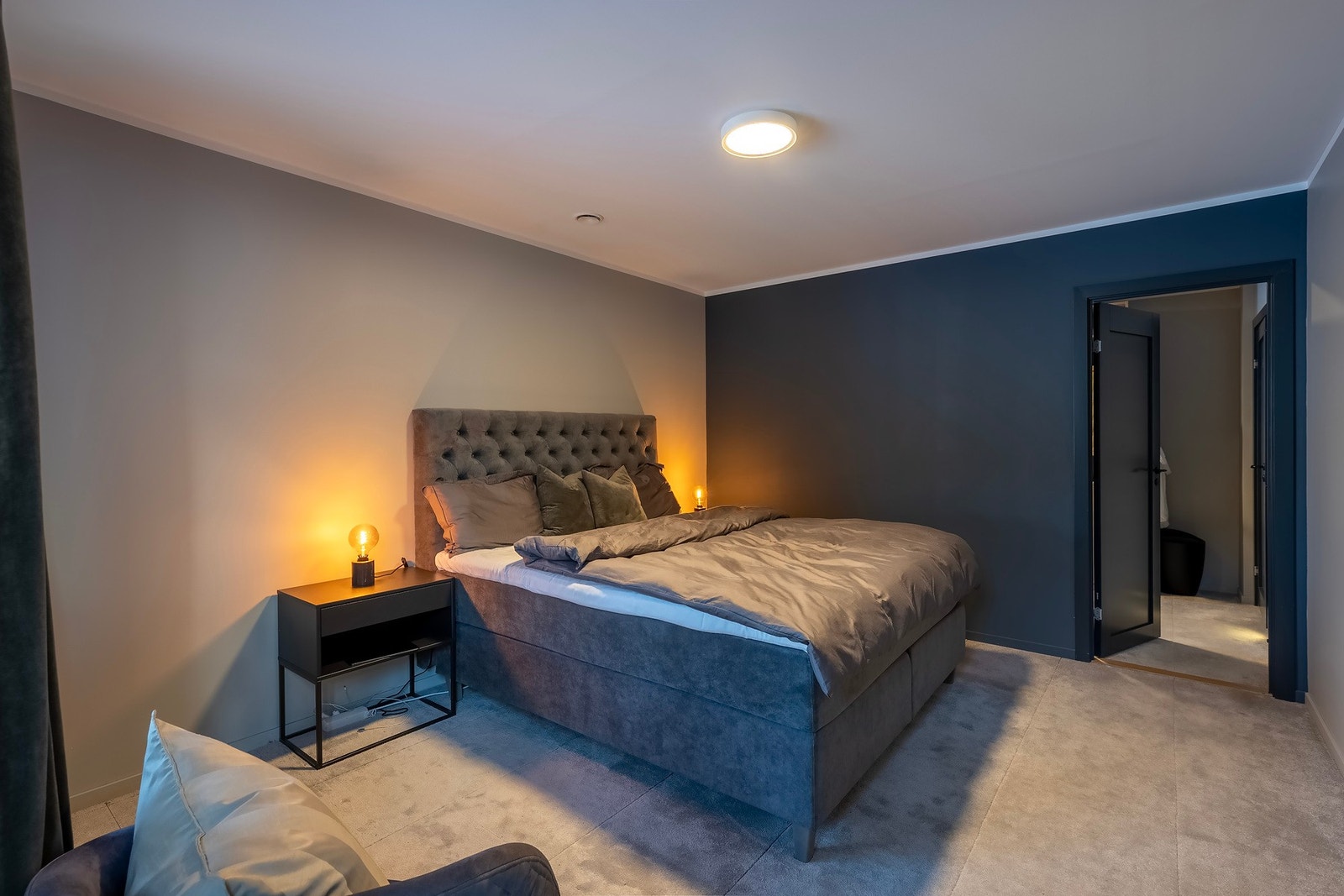 Her er det hele seks soverom, hvorav mastersoverommet har eget bad og walk-in-garderobe. Galleribilde
