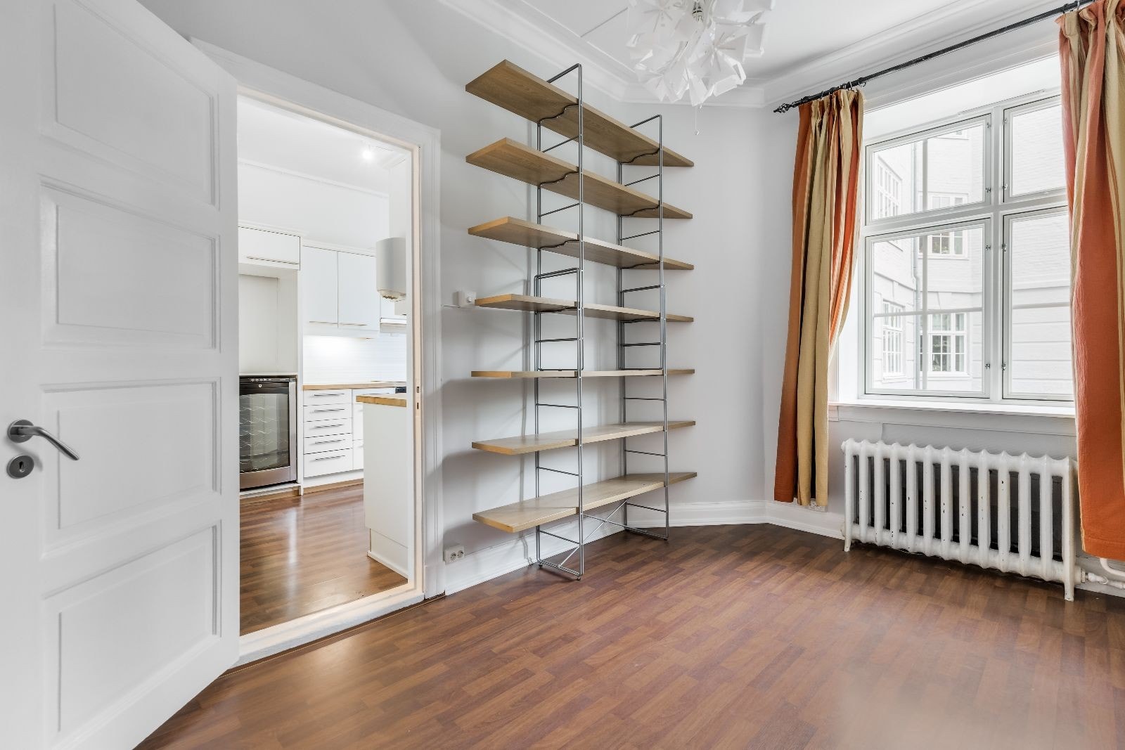 Soverom 3 inn fra kjøkken - vender mot stille bakgård. Galleribilde