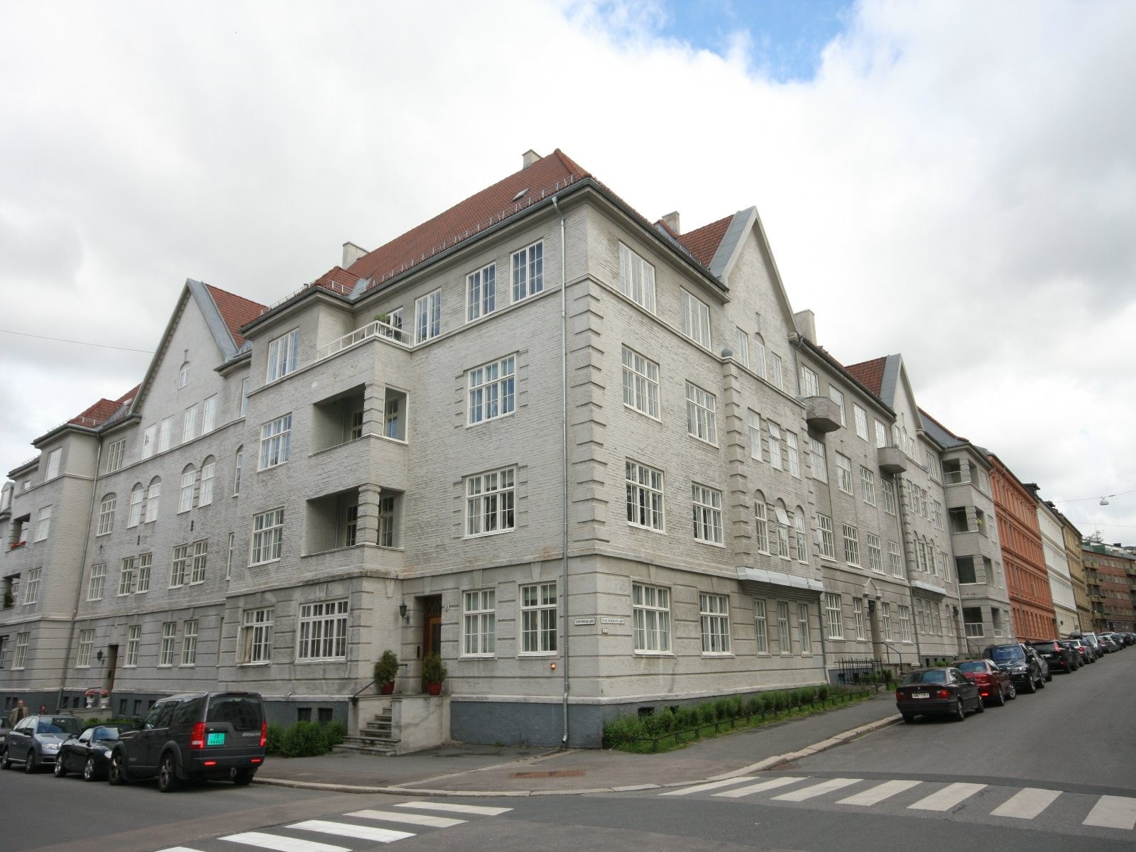 Fasade sett fra Erling Skjalgssons gate- leiligheten ligger i høy 1.etg på hjørnet Galleribilde