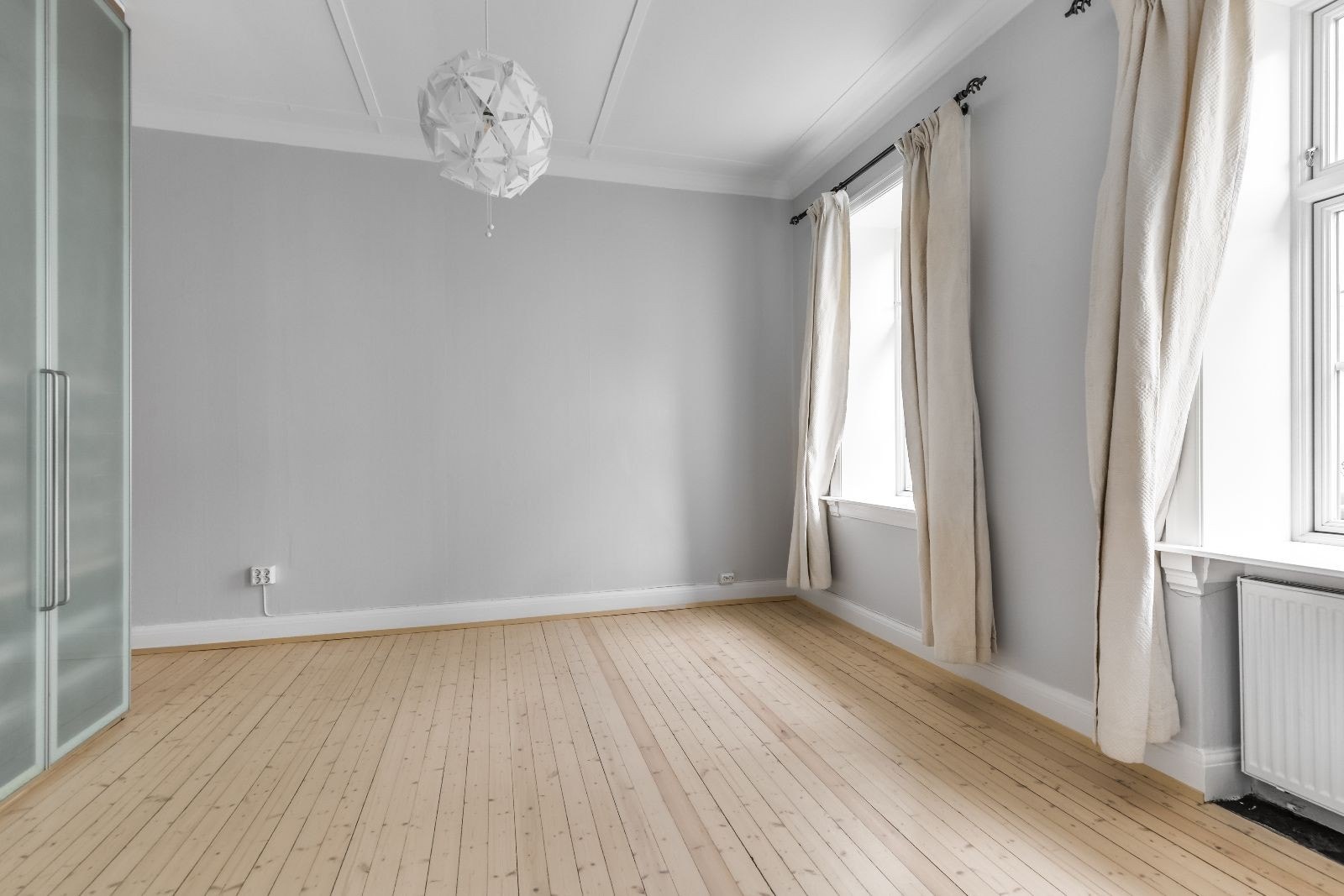 Master bedroom med mye lagringsplass i skap. Adkomst til bad. Galleribilde