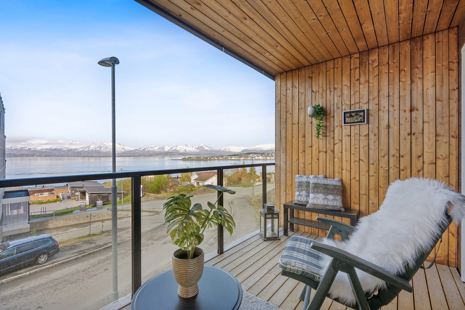 Fra balkongen er det fin utsikt over sundet. Her er det god plass til en sittegruppe. Galleribilde