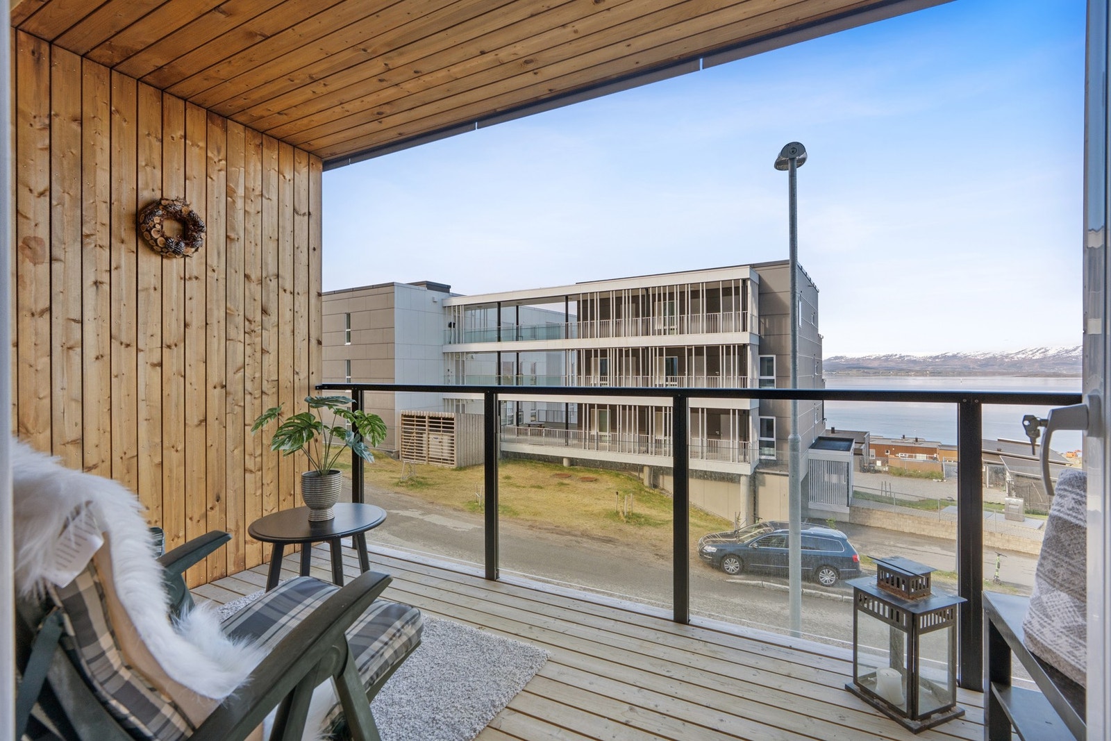 Balkongen er overbygd og har glassrekkverk som sikrer utsikten. Galleribilde