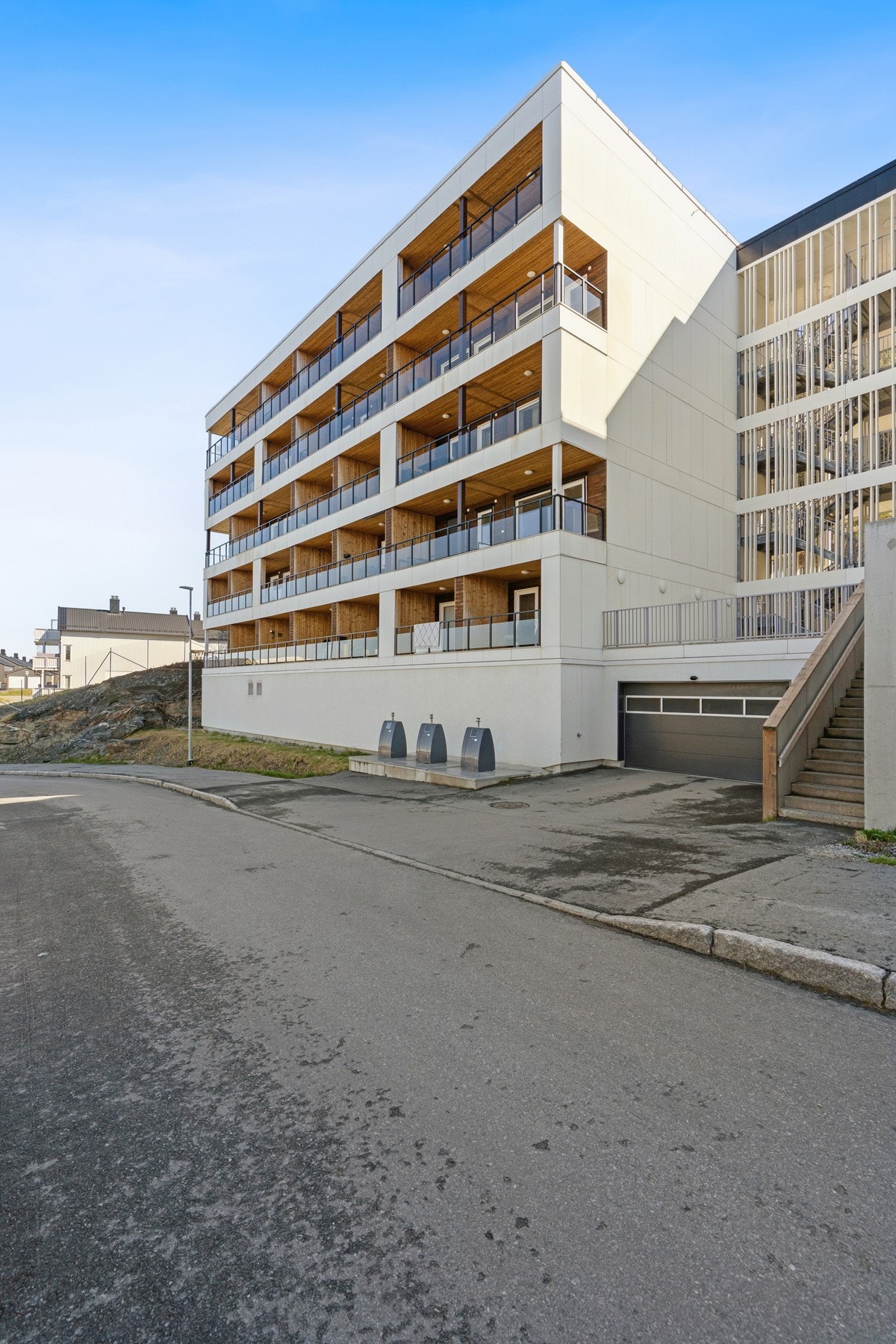 Adkomst til bygget og garasjeanlegg med gjesteparkering i underetasjen. Galleribilde