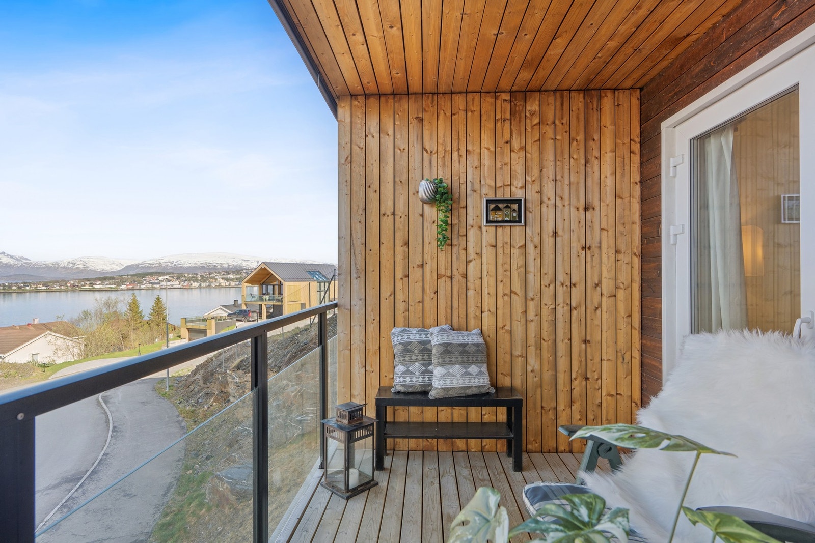 Trepanel på vegg og tak skaper en lun og skjermet uteplass. Galleribilde