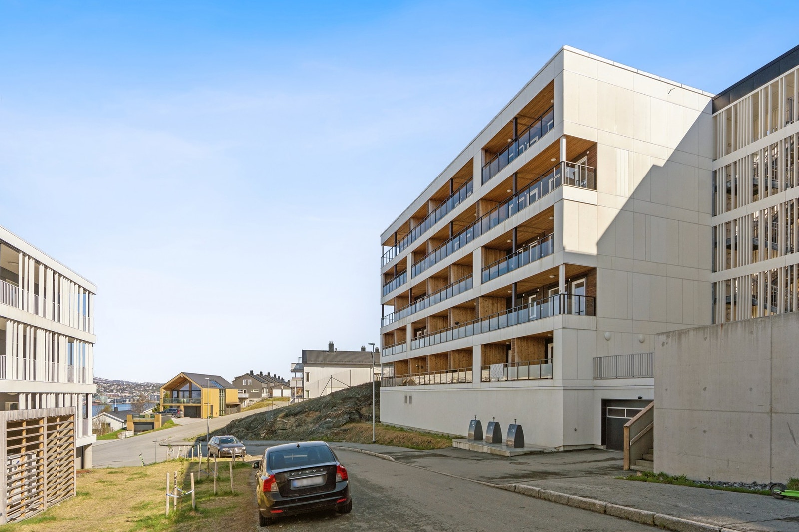 Moderne leilighetsbygg med en kombinasjon av pussede fasader og trepanel. Galleribilde