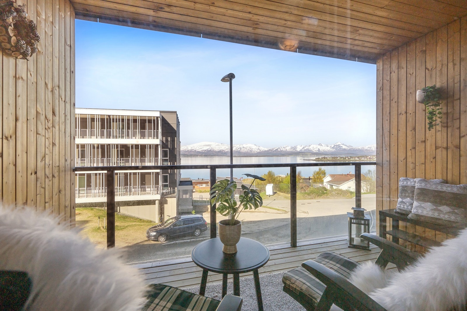 Utsikten fra innsiden av balkongen, med siktlinjer mot fjell og fjord. Galleribilde