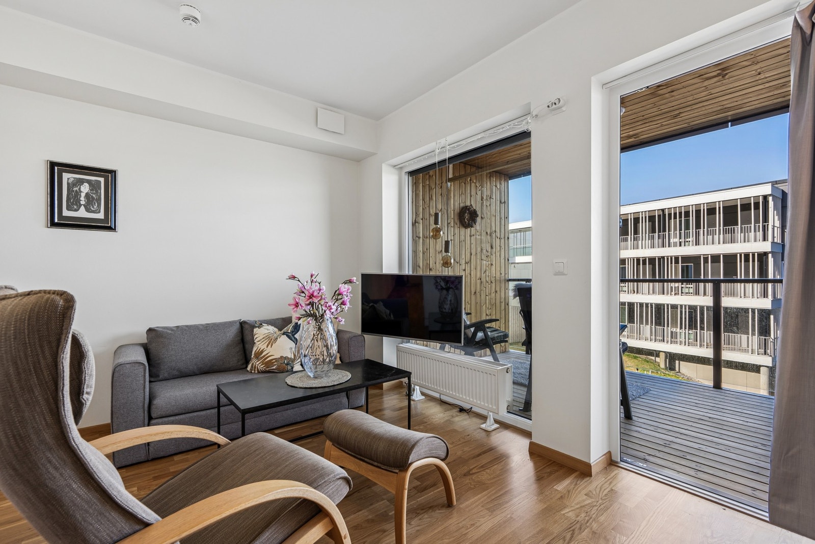 Fra stuen er det direkte utgang til en romslig, overbygd balkong. Galleribilde