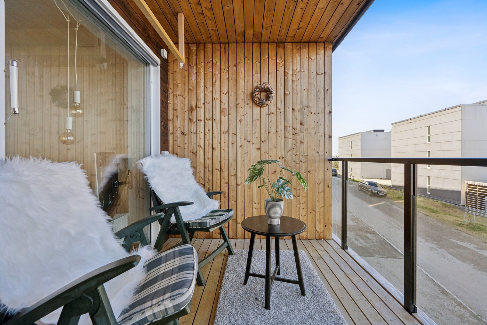 En hyggelig krok på balkongen med plass til stoler og et lite bord. Galleribilde