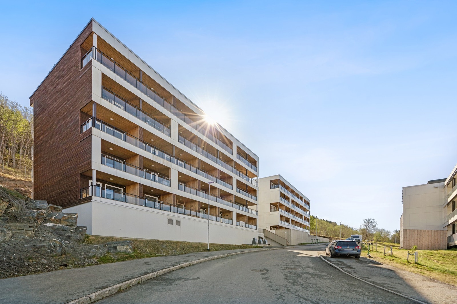 Bygget er plassert høyt og fritt i terrenget på Kaldslett. Galleribilde