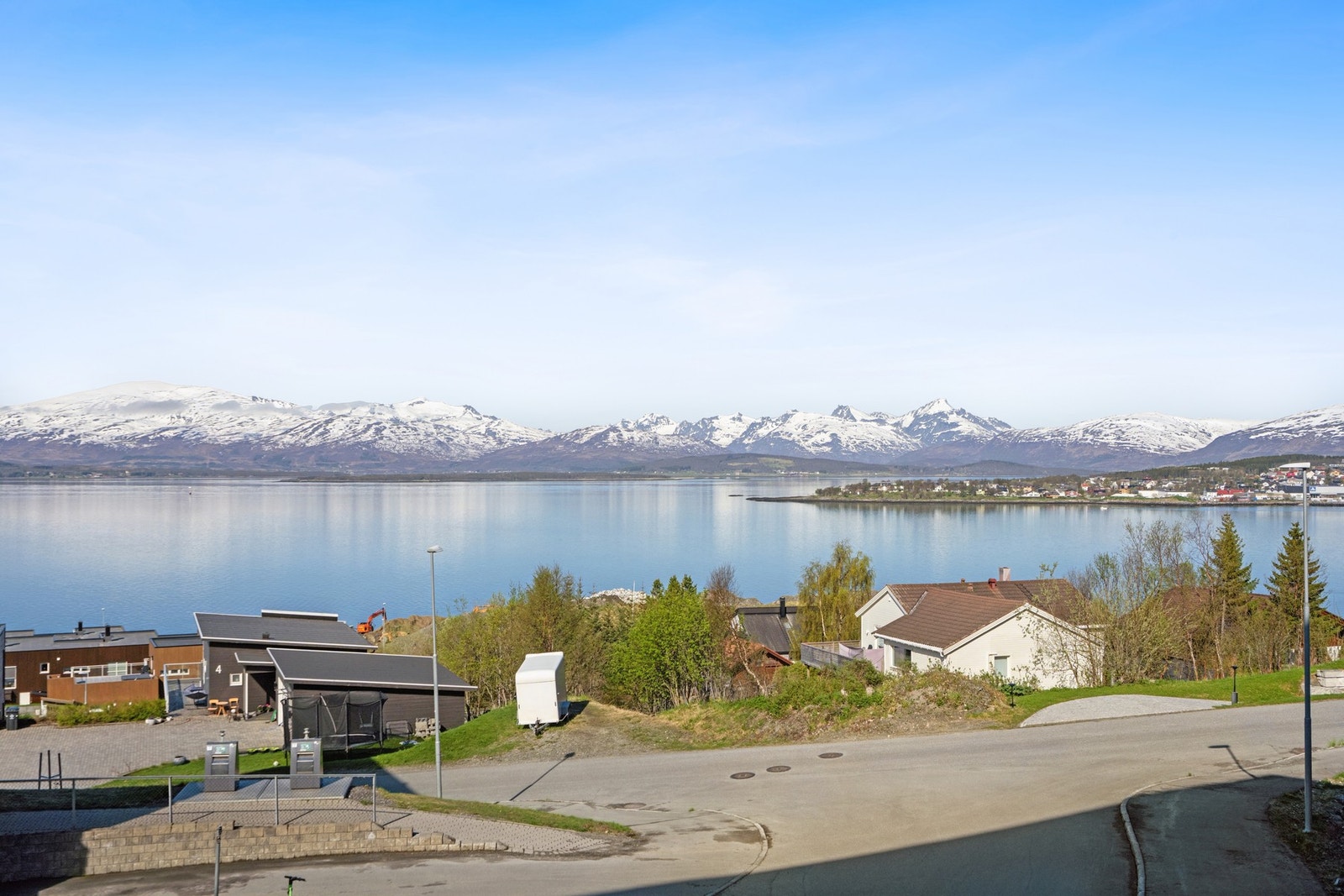 Utsikt over Tromsøysundet og fjellene. Området har gode bussforbindelser. Galleribilde
