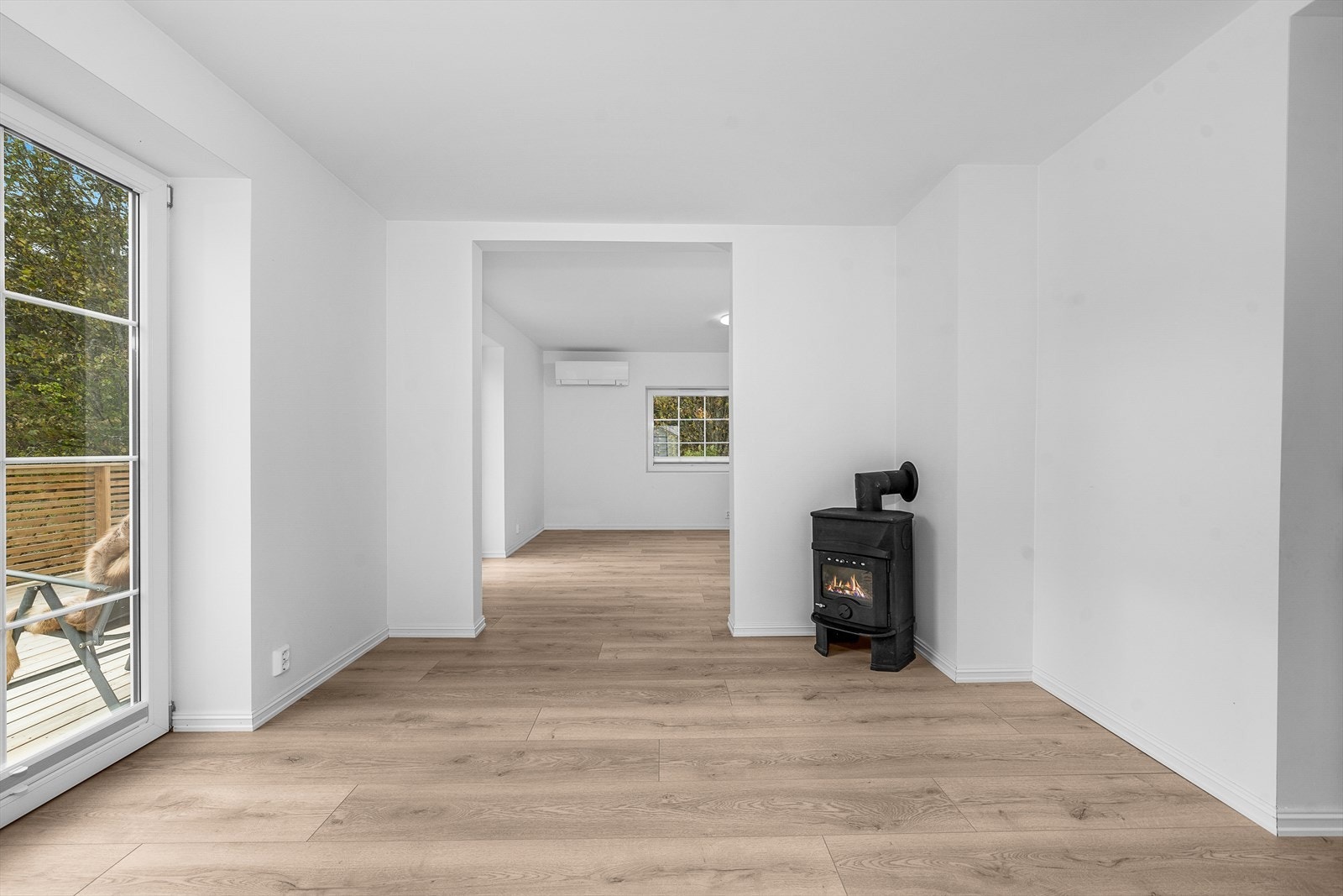 En luft-til-luft-varmepumpe er plassert på veggen i stuen for effektiv oppvarming. Galleribilde