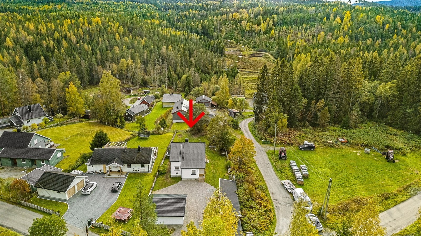 Eiendommen ligger i landlige og rolige omgivelser i Nannestad kommune. Galleribilde