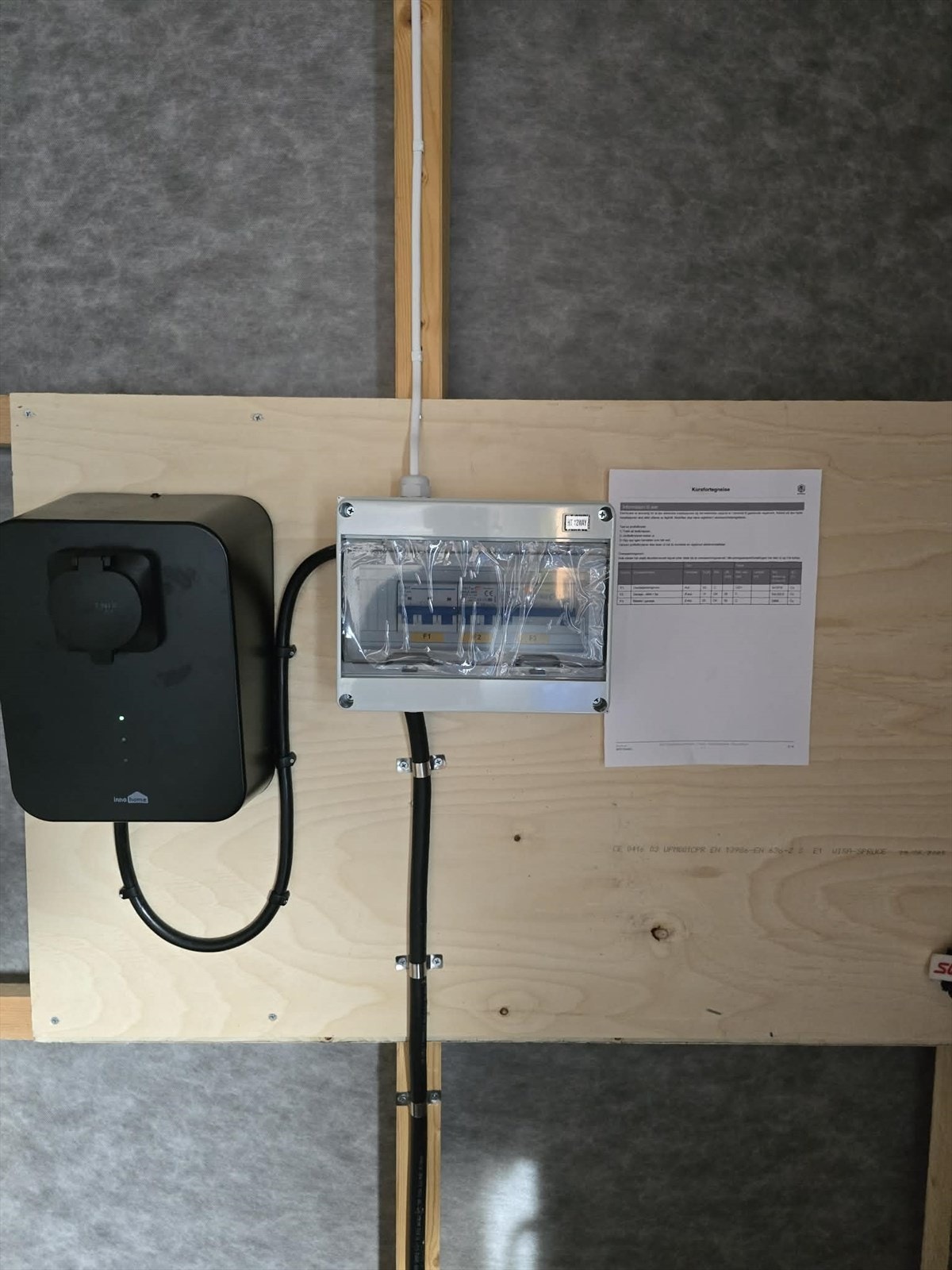 Garasjen fra 2025 er utstyrt med elbillader og har elektrisk portåpner. Galleribilde