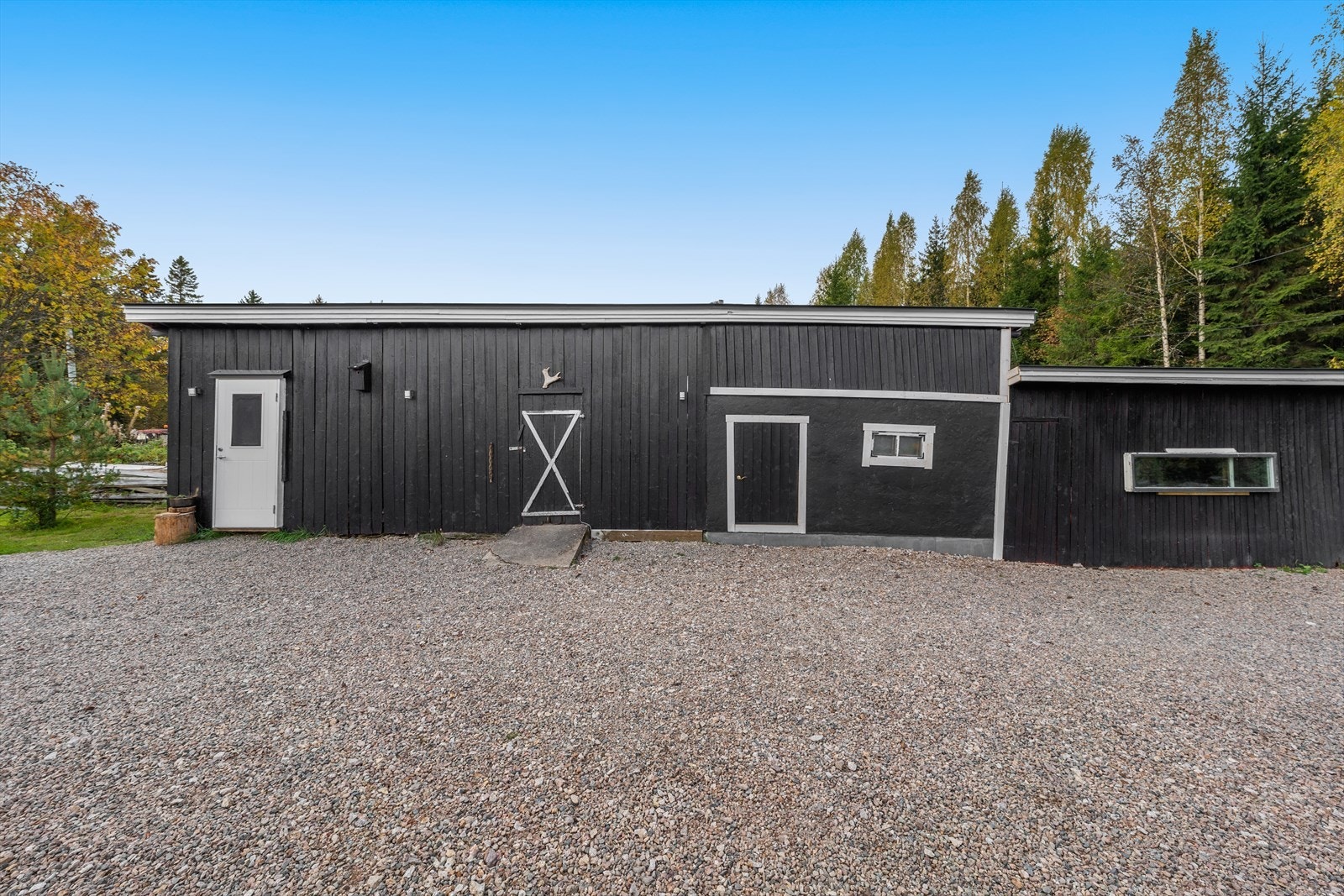 Gode lagringsmuligheter i bl.a. flere boder ute på gårdsplassen. Galleribilde