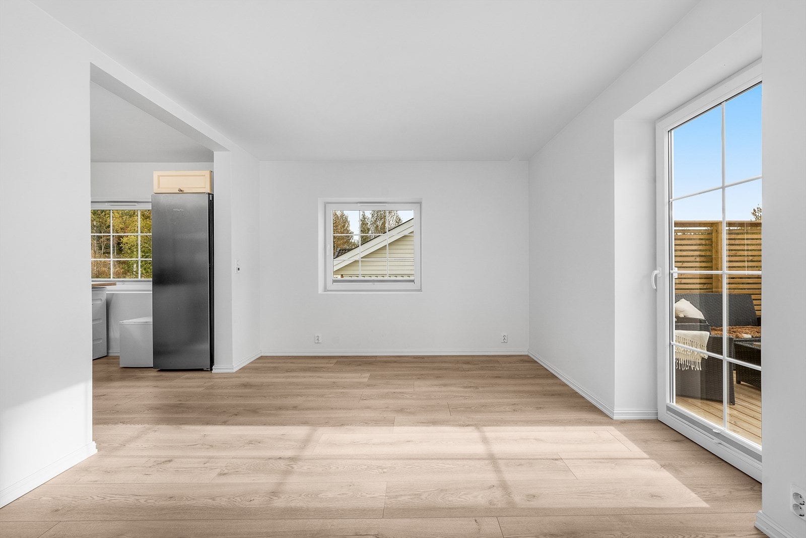 Fra stuen er det direkte utgang til terrassen gjennom en av to nye terrassedører fra 2024. Galleribilde