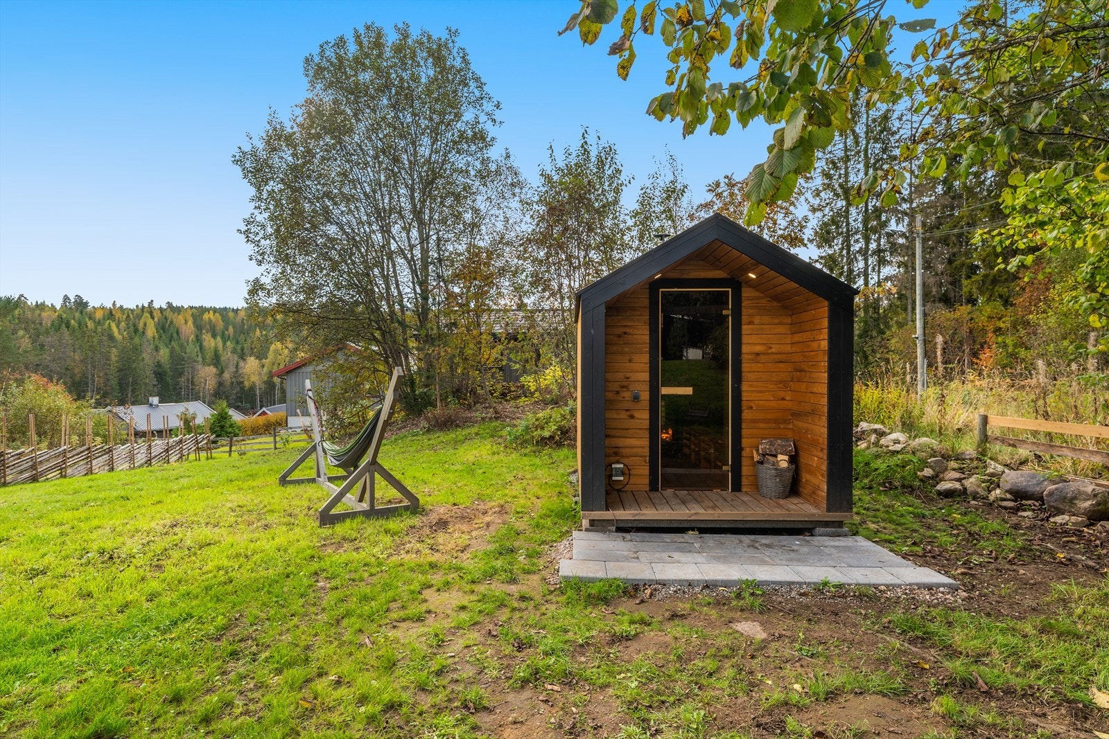I hagen er det satt opp en frittstående badstue. Galleribilde