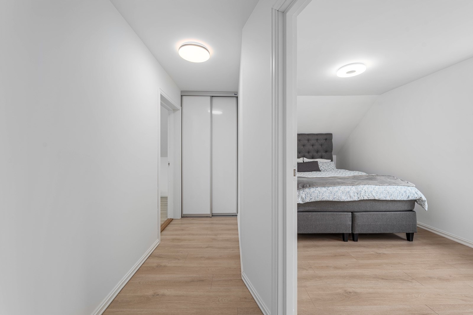 Fra gangen i andre etasje er det tilgang til alle soverommene. Galleribilde