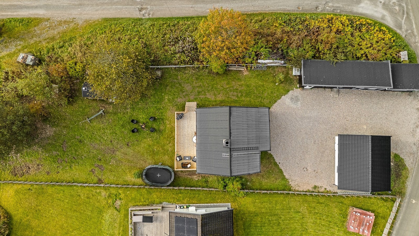 Eiendommen består av enebolig, en nyere garasje og et eldre uthus. Galleribilde