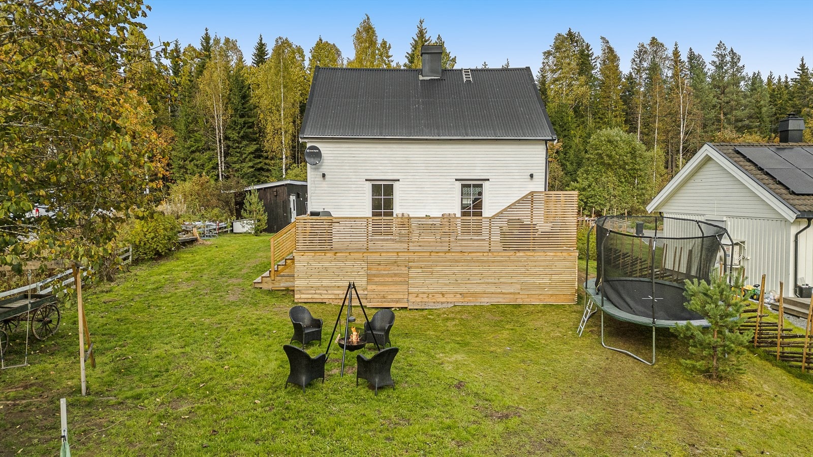 Hagen er opparbeidet med plenarealer og gir gode muligheter for lek og aktivitet. Galleribilde