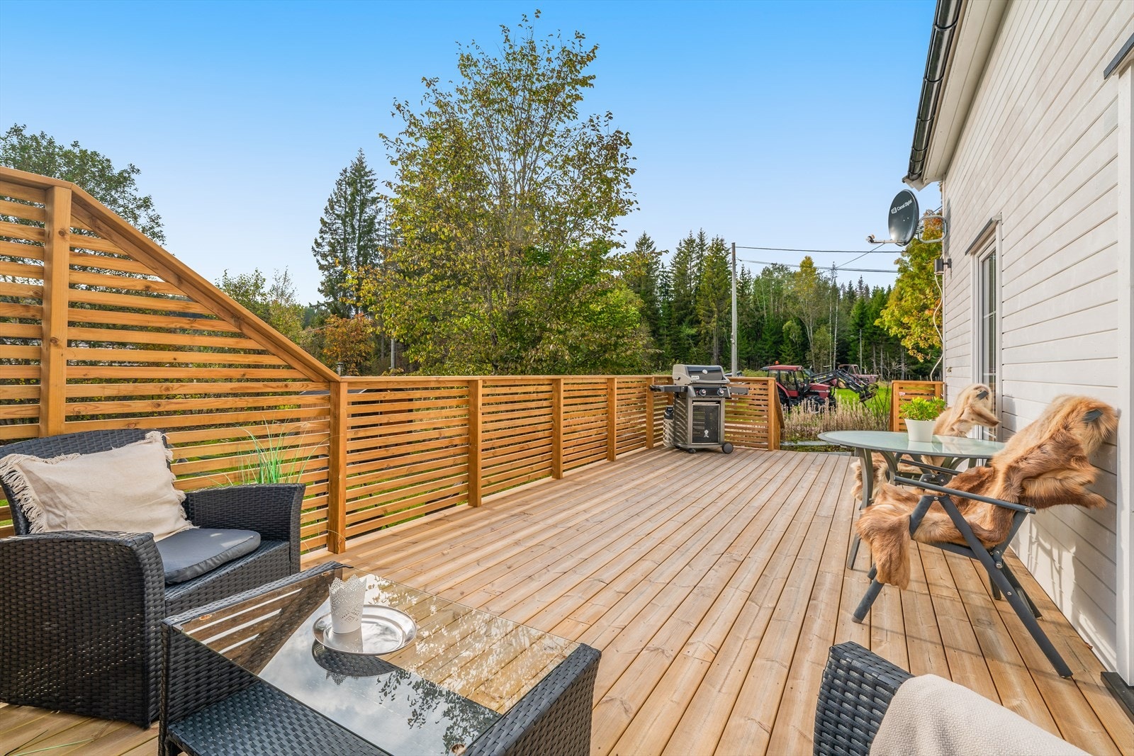Fra stuen er det utgang til en terrasse på 27 m² med trapp ned til hagen. Galleribilde