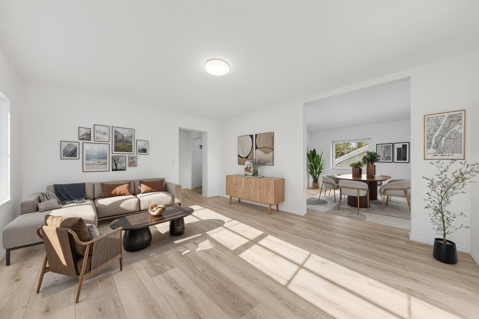 Stuen har plass til en romslig sofagruppe og har en åpen løsning mot spisestuen. (digitalt stylet) Galleribilde