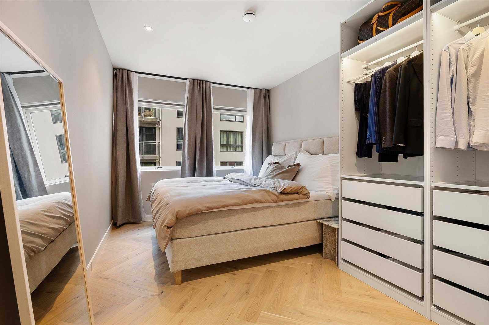 Soverommet er av god størrelse med plass til dobbeltseng og romslig garderobe. Galleribilde