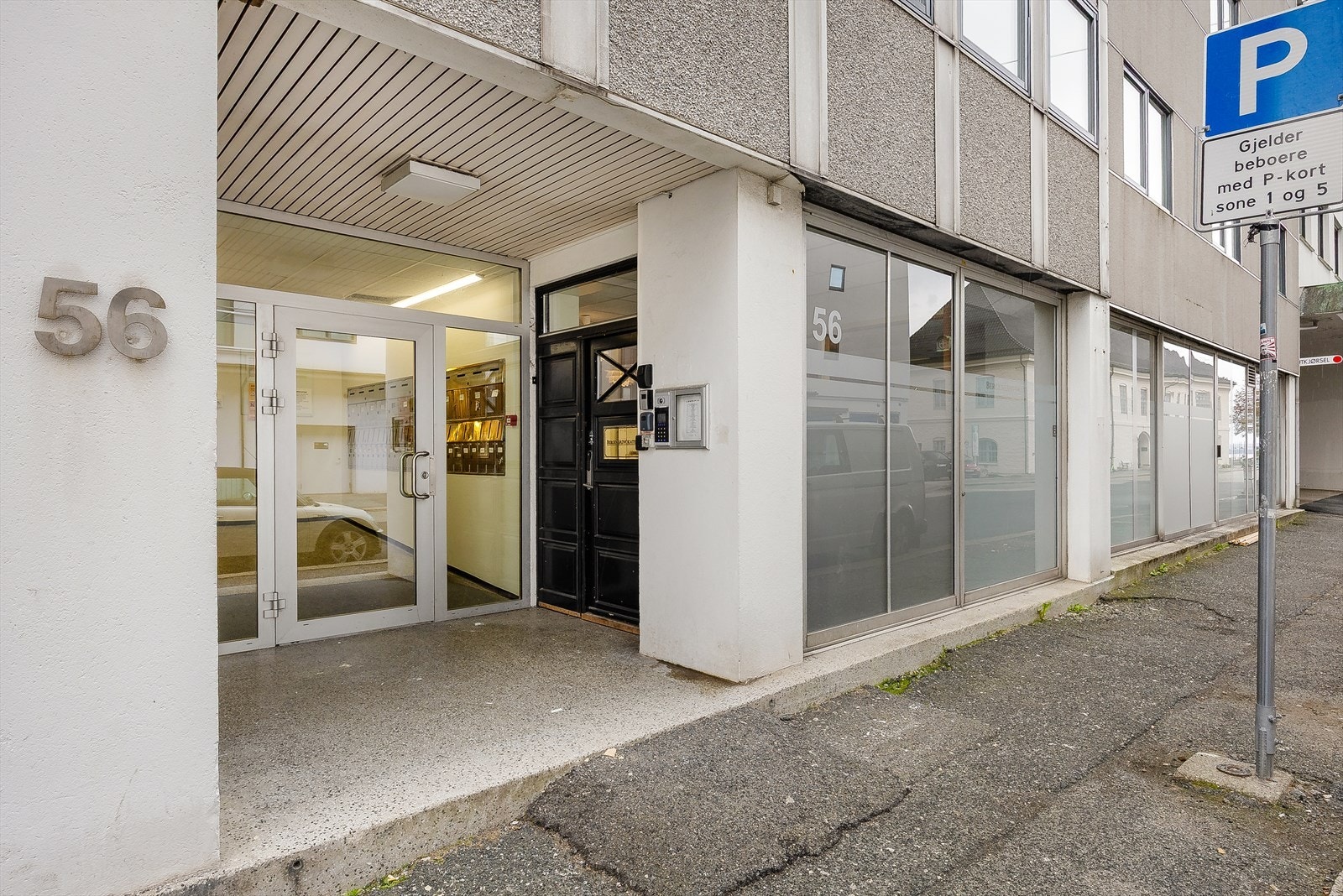 Byggets inngagsparti. Galleribilde