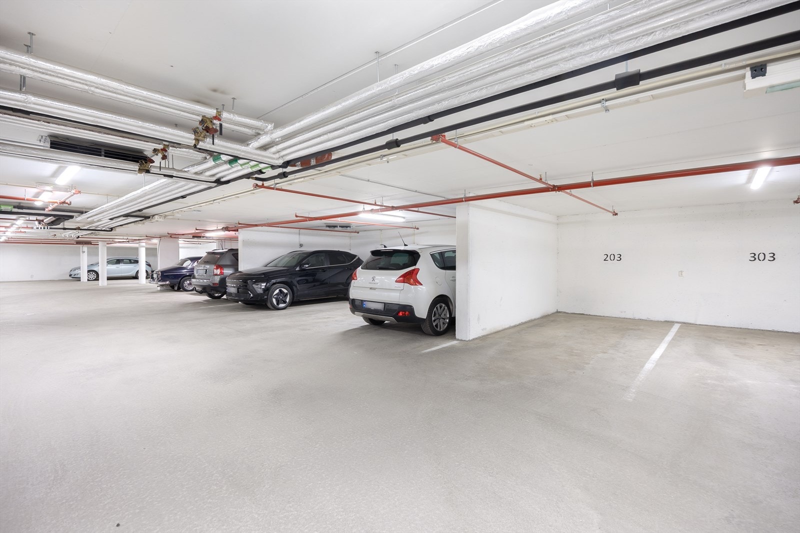 I felles parkeringsanlegg i kjelleren medfølger en egen garasjeplass. Boligen disponerer også en bod på 5 m². Galleribilde