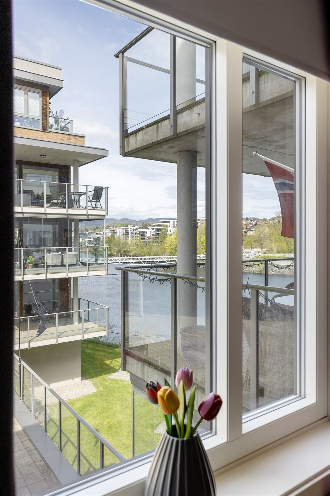 Fin utsikt mot Hjellevannet. Galleribilde